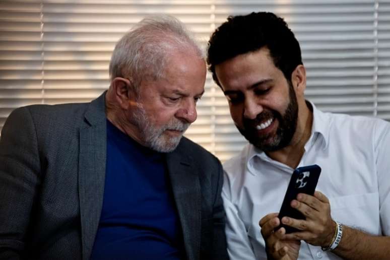 O ex-presidente Lula (PT) com o deputado federal André Janones (Avante-MG), um de seus mais ativos cabos eleitorais na internet.