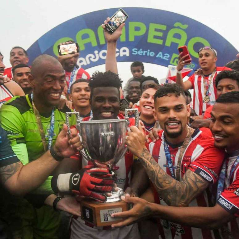 Jogadores do Maricá festejam a conquista da Segundona do Carioca.