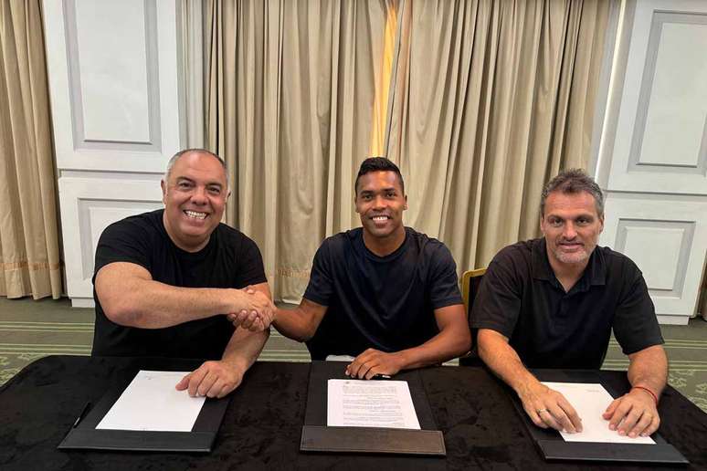 Alex Sandro com Marcos Braz e Bruno Spindel –