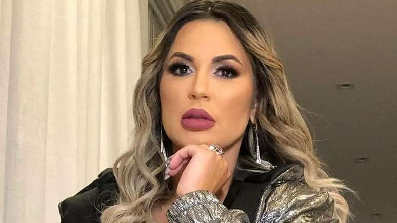 Deolane Bezerra usou look nada barato para curtir evento sertanejo 