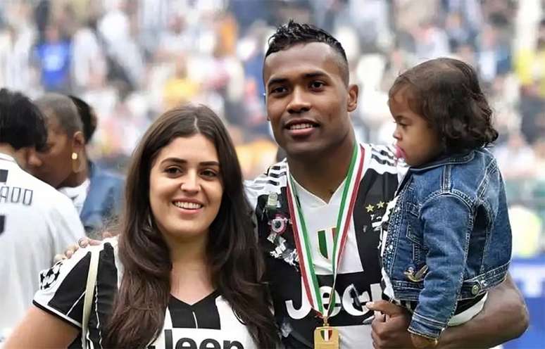 Alex Sandro se tornou o brasileiro que mais vezes vestiu a camisa da Juventus –