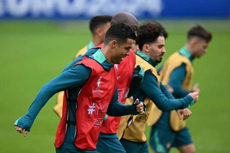 Cristiano Ronaldo durante treinamento com a sele&ccedil;&atilde;o portuguesa &ndash;