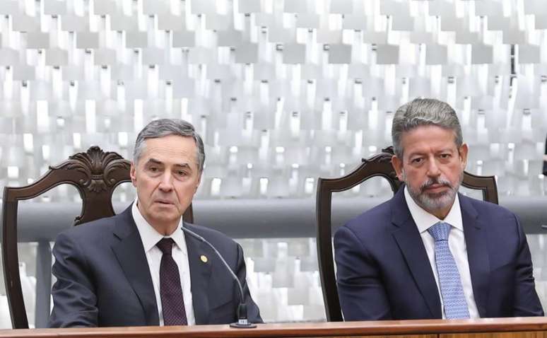 O presidente do STF, Luís Roberto Barroso, e o presidente da Câmara dos Deputados, Arthur Lira (PP-AL), participaram de reunião para negociar o futuro das emendas orçamentárias