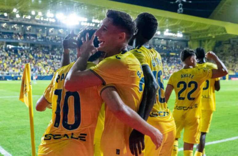 Jogadores do Villarreal comemoram um dos gols da vitória sobre o Celta de Vigo –