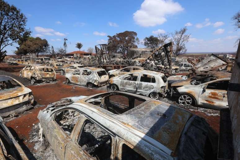 P&aacute;tio de ve&iacute;culos na cidade de Dumont; autom&oacute;veis ficaram totalmente destru&iacute;dos pelo fogo.