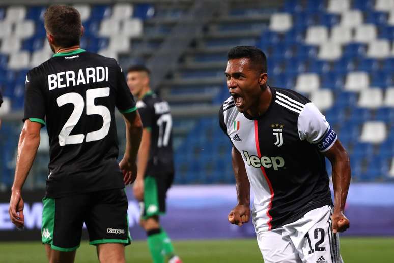 Alex Sandro (D) da Juventus FC comemora seu gol durante a partida da Série A entre US Sassuolo e Juventus no Estádio Mapei – Citta del Tricolore em 15 de julho de 2020 em Reggio nell’Emilia, Itália. (Foto de Marco Luzzani/Getty Images)