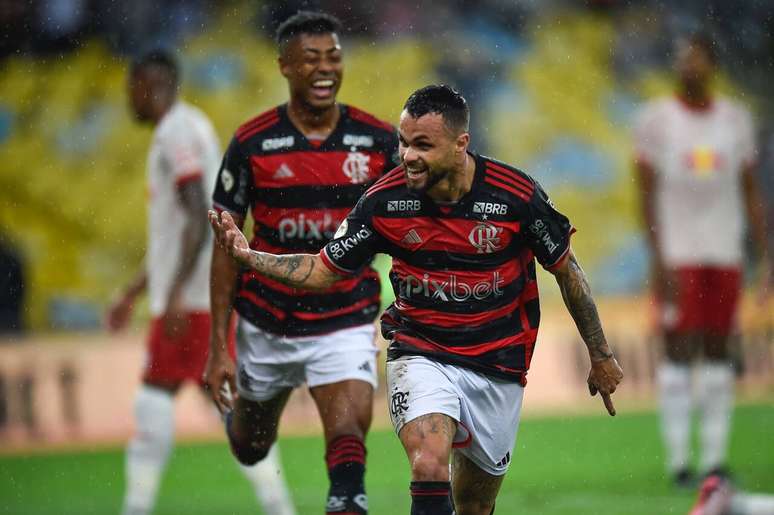 Michael corre para comemorar o seu gol, o primeiro do Flamengo sobre o Bragantino.