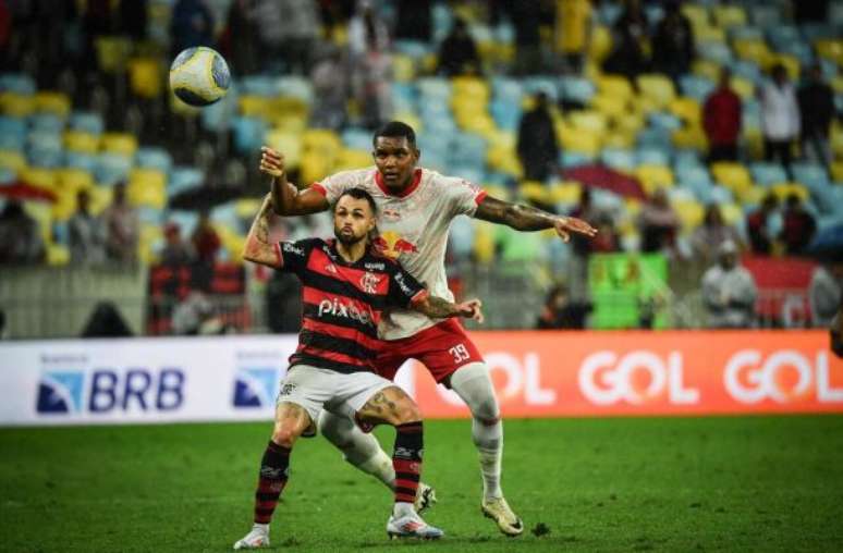 Michael leva a melhor sobre defensor do Red Bull Bragantino, no Maracanã –