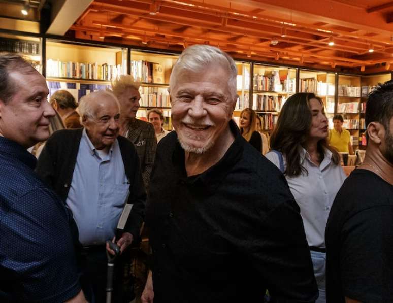 Miguel Falabella marca presença no lançamento do livro 'O Lado B de Boni' na livraria da Travessa, no Shopping Iguatemi, em São Paulo