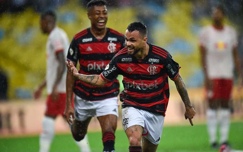 Michael comemora seu primeiro gol pelo Flamengo desde seu retorno ao clube carioca