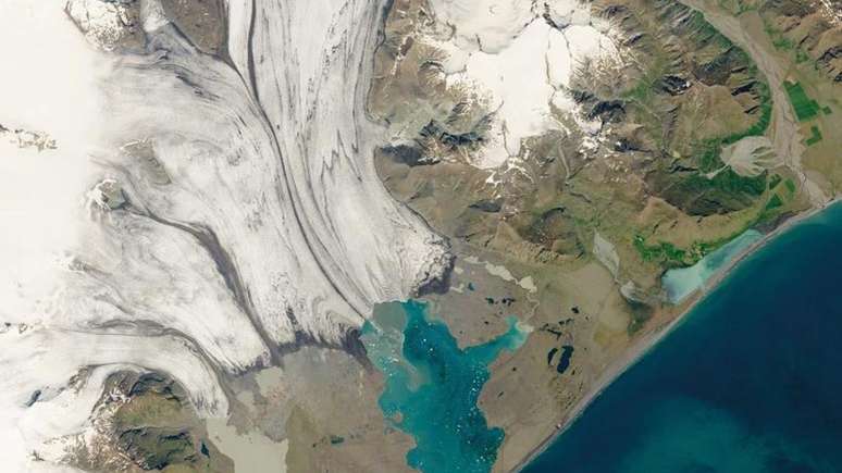 Vista aérea da região de geleira onde houve desabamento de uma caverna