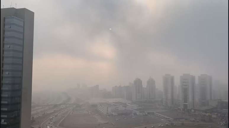 O céu de Brasília (DF) amanheceu hoje com baixa visibilidade em razão de uma densa fumaça