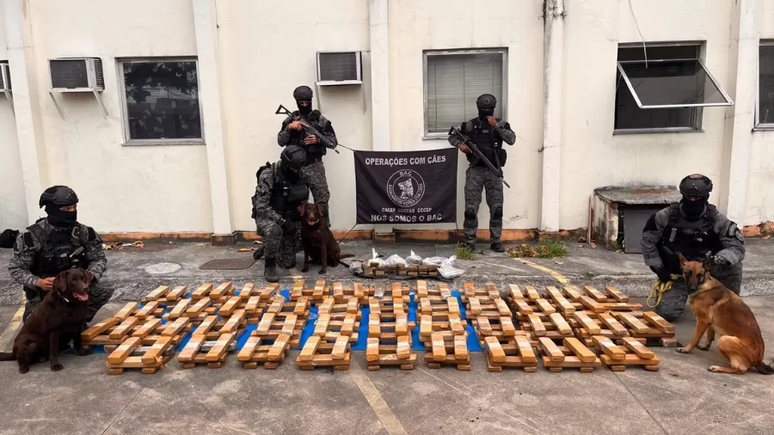 PM apreende uma tonelada de maconha em escola no Rio de Janeiro