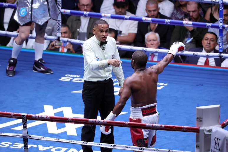 Floyd Mayweather echó al árbitro en la pelea de exhibición en México