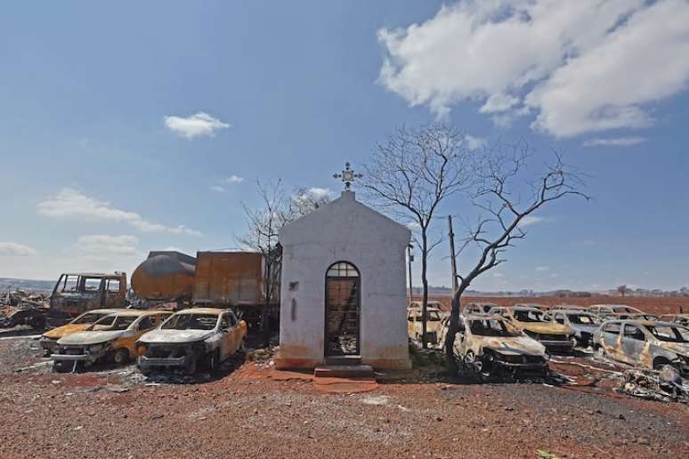 Até uma pequena igreja vizinha ao depósito ficou destruída pelo incêndio do último sábado.