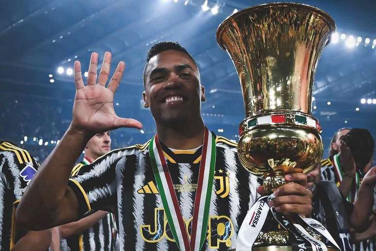 Alex Sandro com a camisa da Juventus –