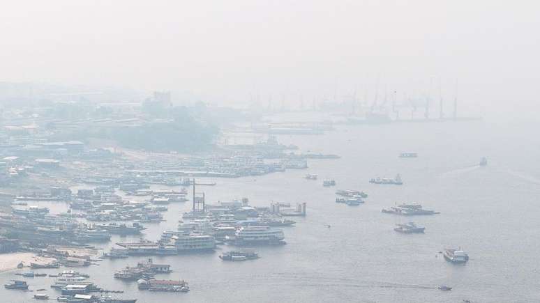 Fumaça de incêndios florestais cobriu cidades do Brasil, como Manaus (foto)