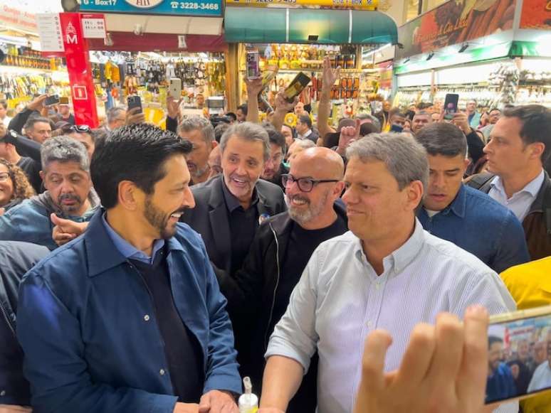 Governador Tarcísio de Freitas estreou na campanha de Ricardo Nunes em caminhada pelo Mercadão Municipal