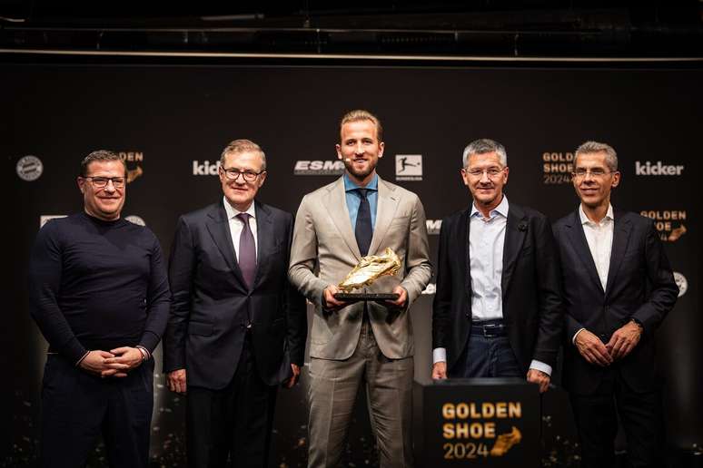 Momento em que Harry Kane recebe a Chuteira de Ouro –