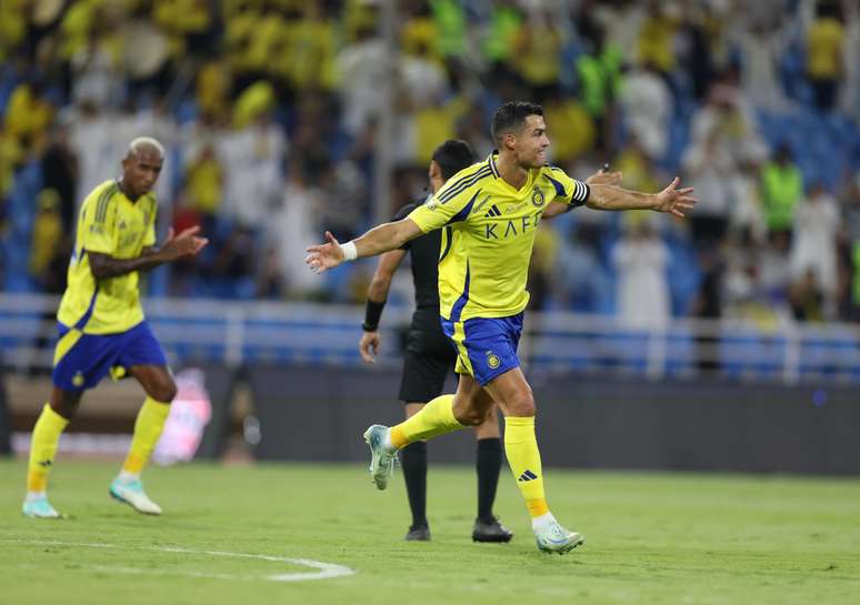 Crisitiano marcou de falta na goleada do Al-Nassr e se aproximou do gol 900 da carreira.