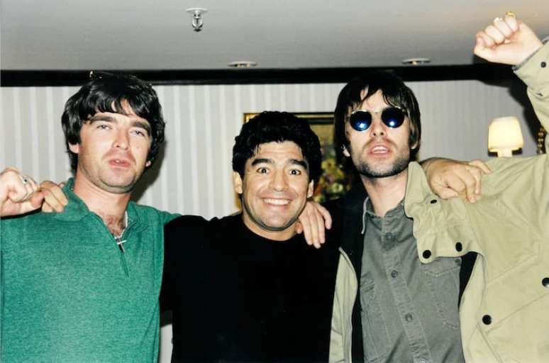 Foto icônica de Liam e Noel Gallagher ao lado de Maradona em um bar em Buenos Aires em 1998