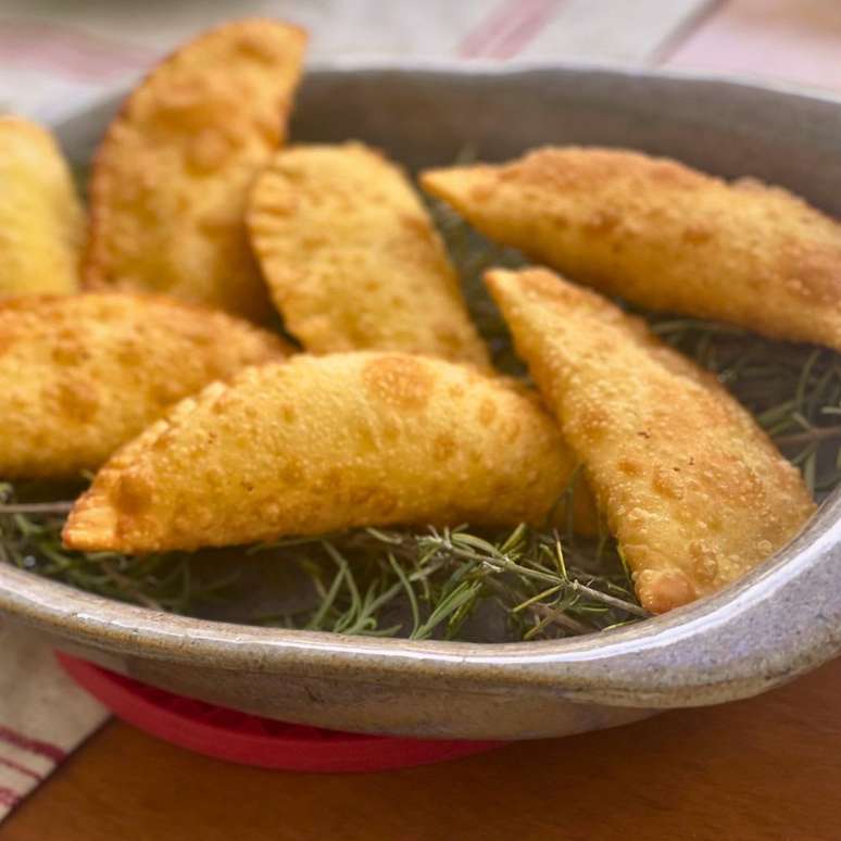 PASTEL DE QUEIJO COALHO COM ALECRIM SEM FRITAR (NO FORNO)