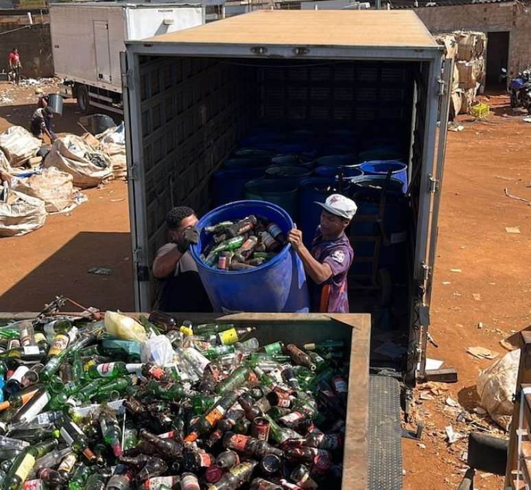 Cooperativa Goiânia Viva, em Goiás, foi uma das apoiadas pela Ambipar e pela eureciclo para a reciclagem de vidro