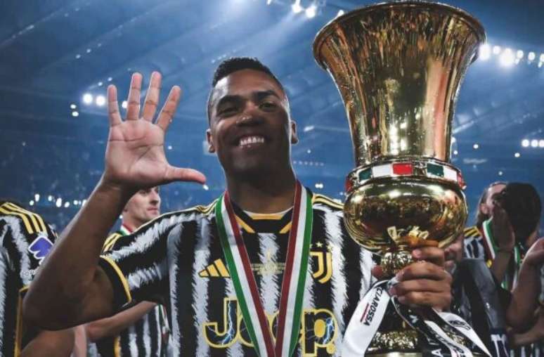 Alex Sandro com a camisa da Juventus –