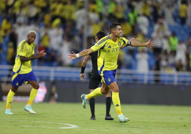 Cristiano Ronaldo comemora gol marcado com a camisa do Al-Nassr –