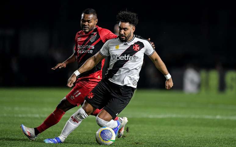 Vasco e Athletico Paranaense em ação pelo Campeonato Brasileiro