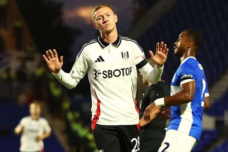 Stansfield se recusa a comemorar contra o ex-time em vitória do Fulham –