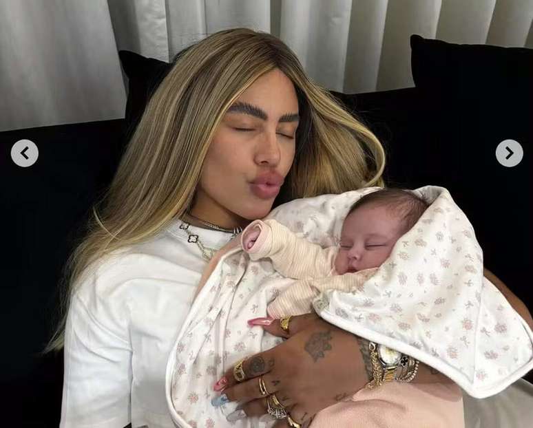 Rafaella em seu primeiro registro com a sobrinha e afilhada, Helena —