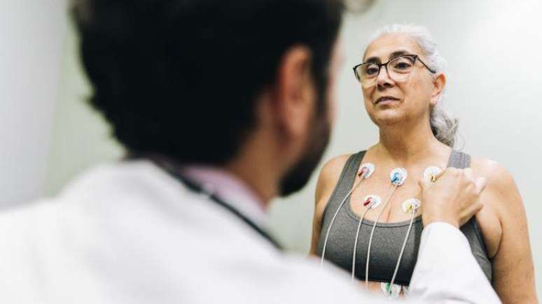 O médico pode pedir uma série de exames para checar o ritmo do coração