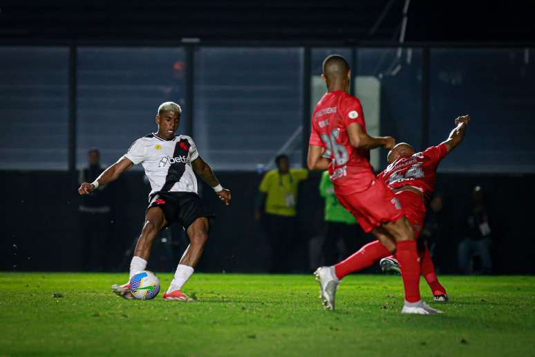 Do inferno ao céu: Emerson Rodríguez marcou primeiro gol pelo Vasco –