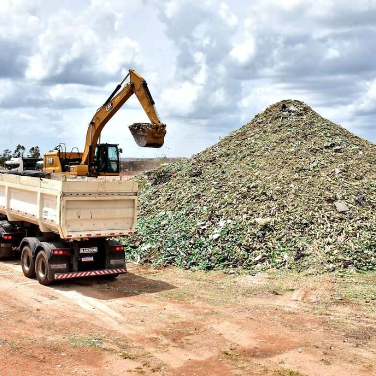 Reciclagem de vidro pode levar à economia de energia por não precisar do processo de calcinação, que funde os minerais no vidro quando ele é produzido do zero