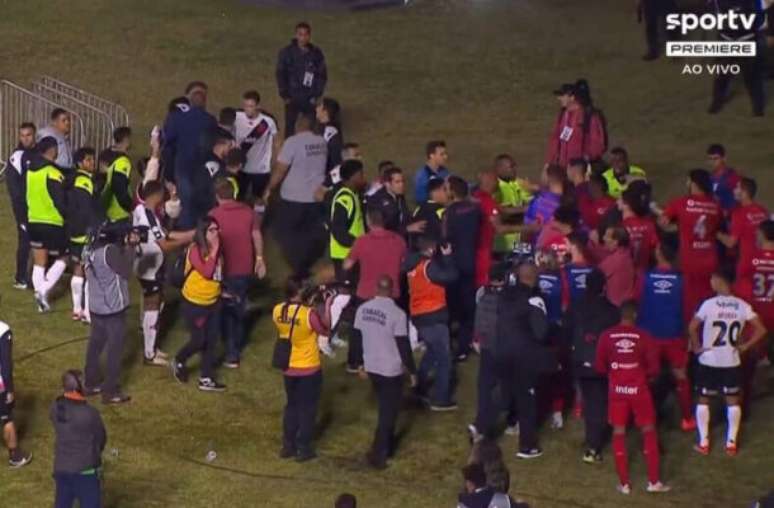 Segurança do Vasco em confusão com jogadores e comissão técnica do Athletico Paranaense –