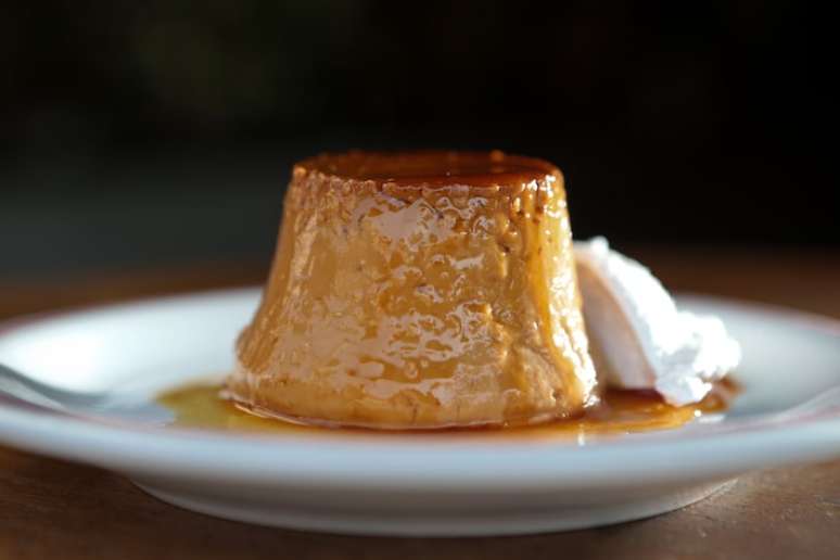 Flan de doce de leite com creme batido: uma das pedidas para a sobremesa