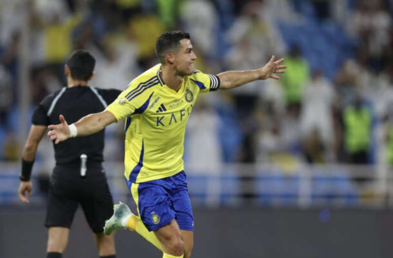 Cristiano Ronaldo comemora gol marcado com a camisa do Al-Nassr –