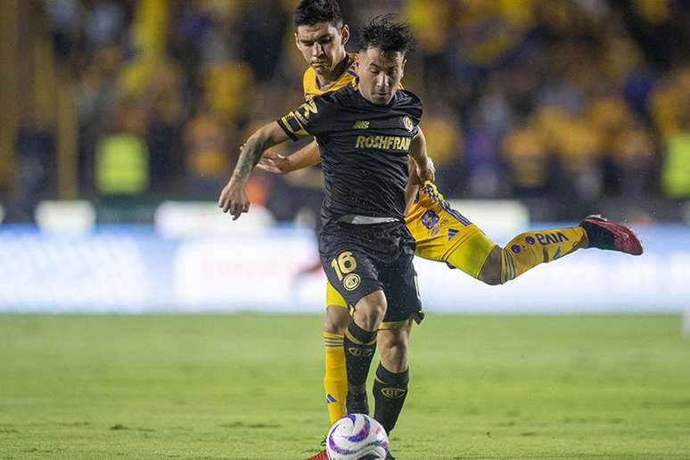 Jean Meneses em jogo do Toluca contra o Tigres –