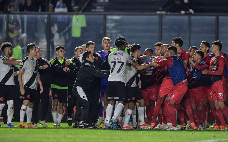 Jogadores do Vasco brigam com jogadores do Athletico-PR ao final da partida em São Januário pelo Campeonato Brasileiro A 2024.