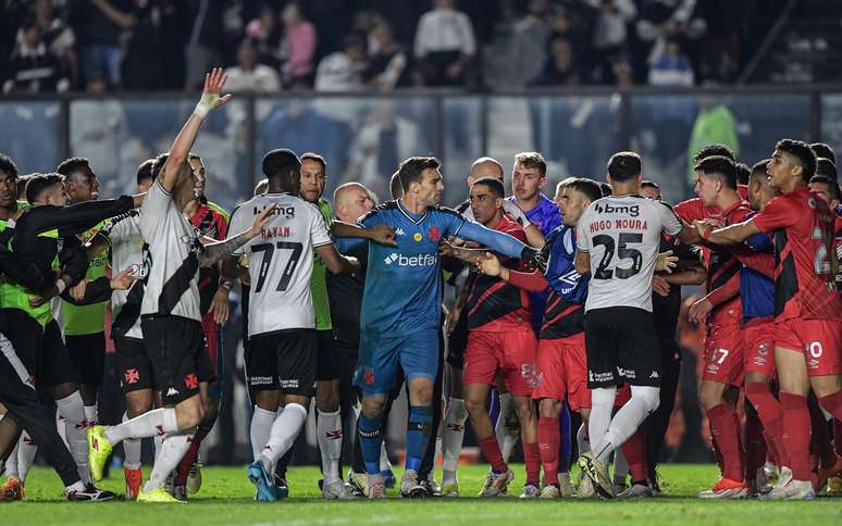 Jogadores se envolvem em confusão após final de Vasco x Athletico-PR