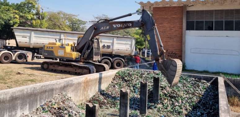 Vidro pode ser reciclado infinitamente após o uso, desde que seja corretamente limpo e triturado