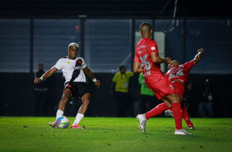 Do inferno ao céu: Emerson Rodríguez marcou primeiro gol pelo Vasco –