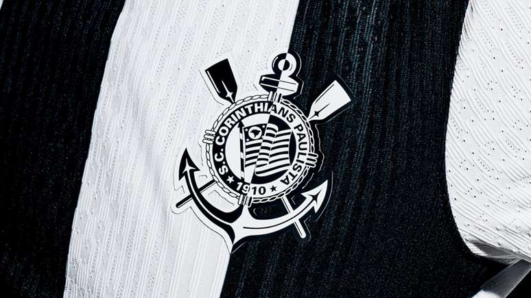 Corinthians divulga nova terceira camisa com inspiração em mulheres negras do clube. 