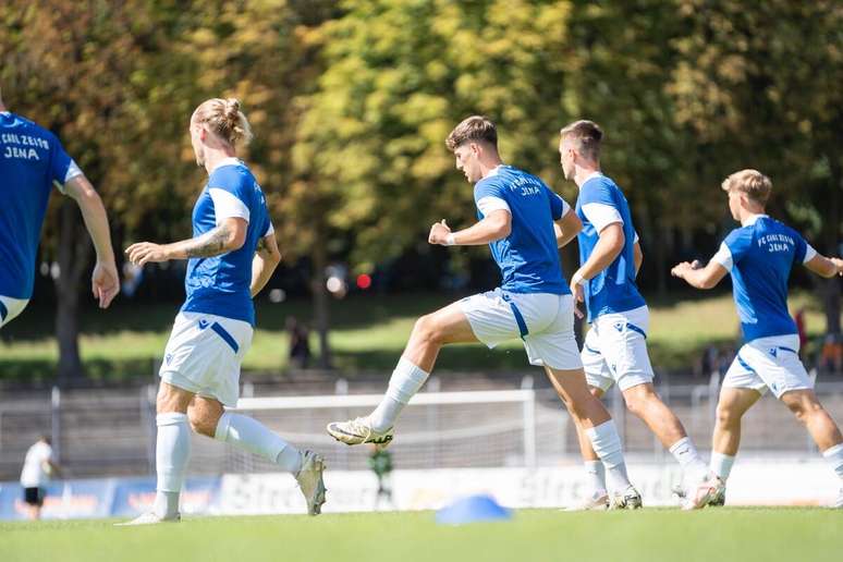 Jogadores do Carl Zeiss Jena em preparação para duelo da Copa da Alemanha contra o Leverkusen.