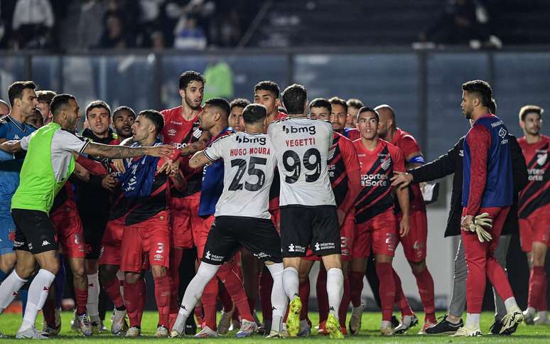 Confusão marcou o fim de jogo entre Vasco e Athletico Paranaense