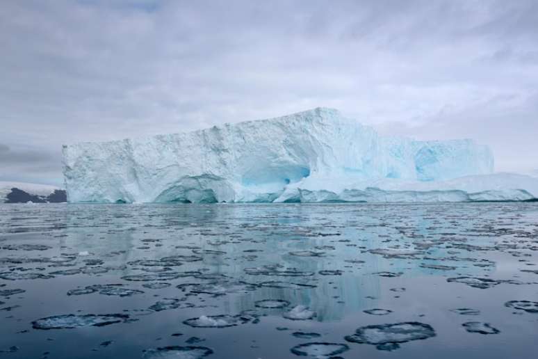 Iceberg nas imediações da Ilha Rei George, no continente antártico