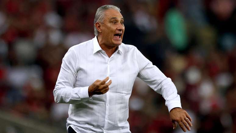 O técnico Tite, do Flamengo, precisou ser internado após passar mal na Bolívia