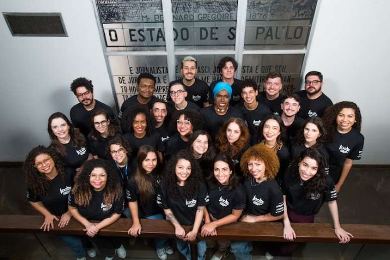 Turma do 13º na escadaria do Estadão: participantes têm aulas com professores da FGV e treinamento jornalístico na redação