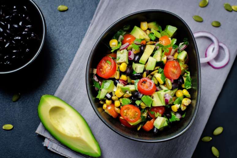 Salada de feijão-preto com abacate e milho 